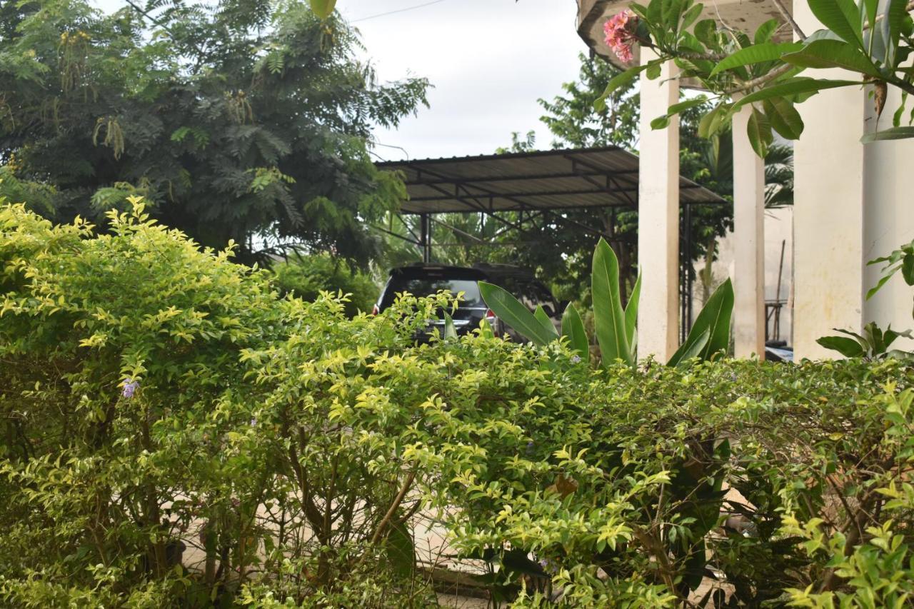 Four-G Home Stay & Komodo Tour ラブハン・バジョ エクステリア 写真