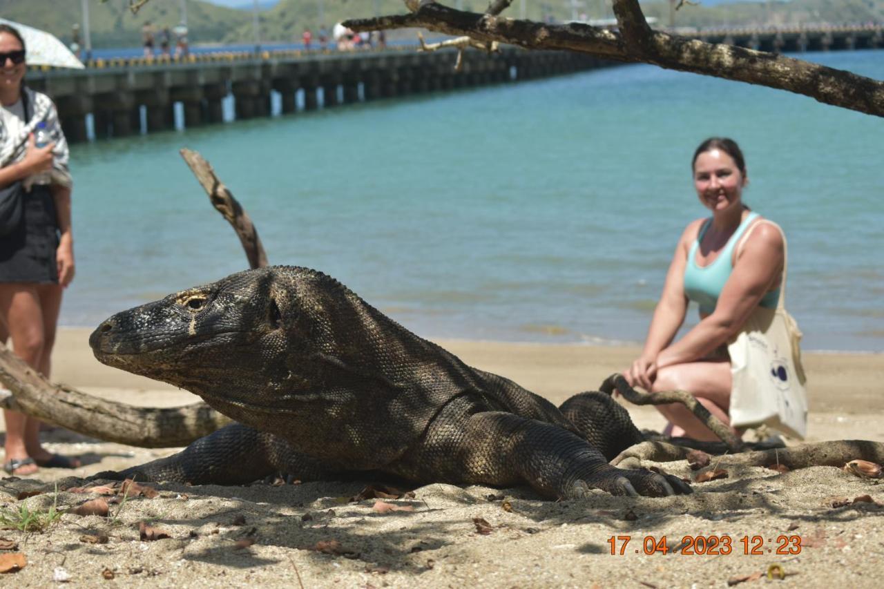 Four-G Home Stay & Komodo Tour ラブハン・バジョ エクステリア 写真