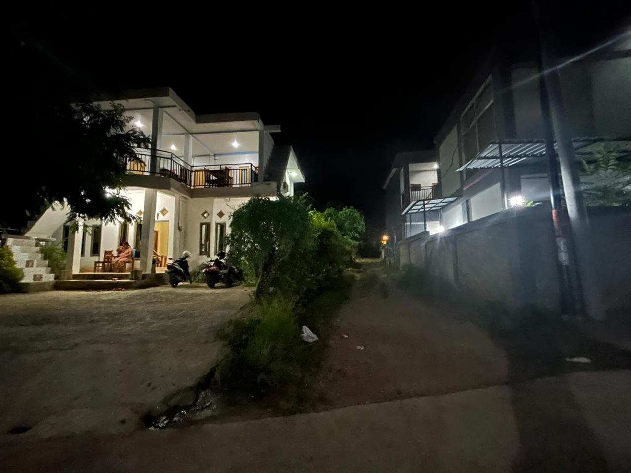 Four-G Home Stay & Komodo Tour ラブハン・バジョ エクステリア 写真