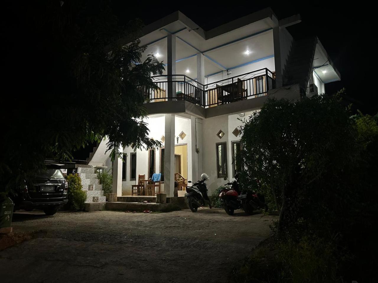 Four-G Home Stay & Komodo Tour ラブハン・バジョ エクステリア 写真