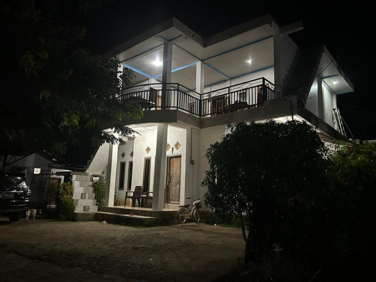 Four-G Home Stay & Komodo Tour ラブハン・バジョ エクステリア 写真