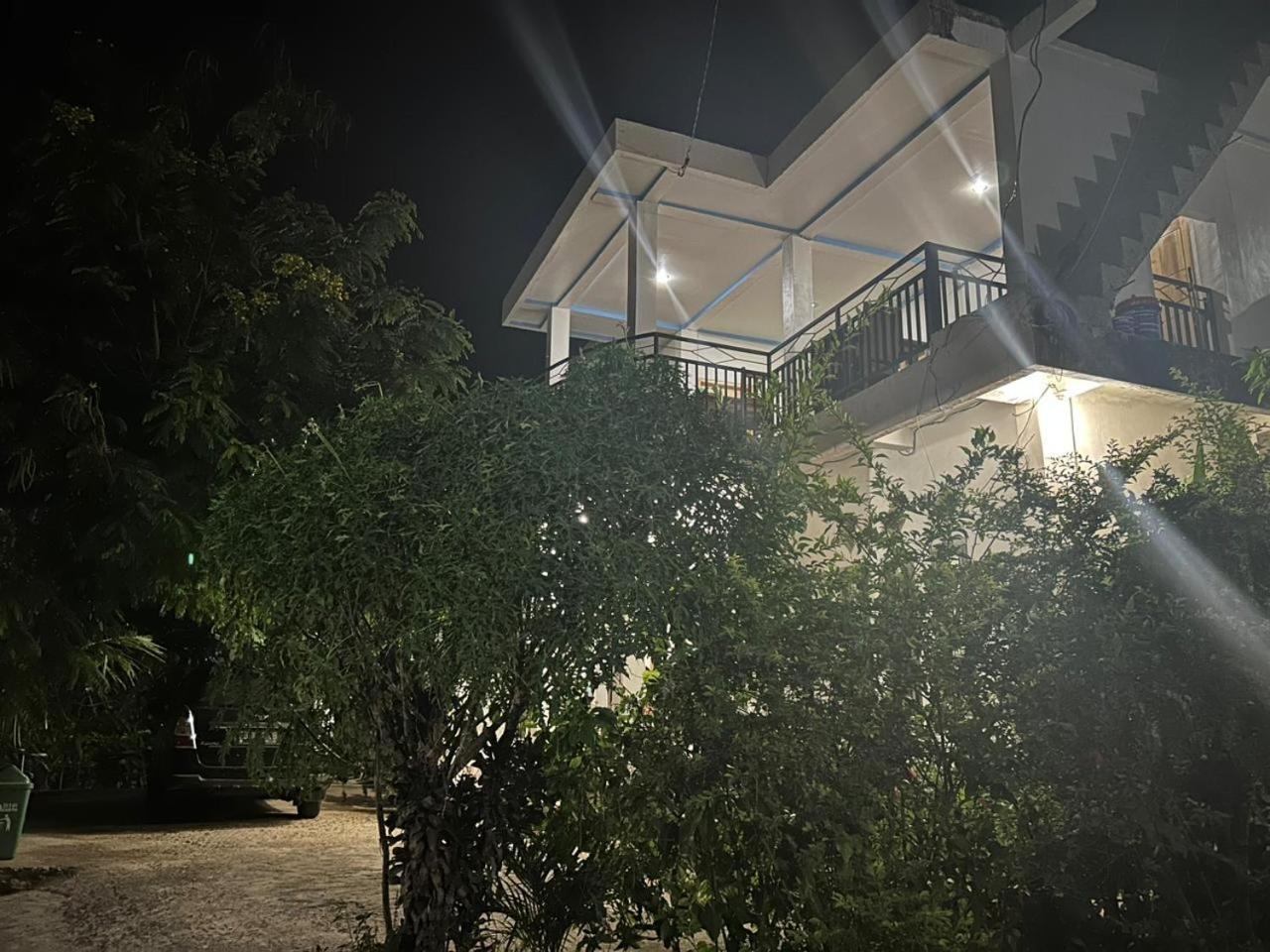 Four-G Home Stay & Komodo Tour ラブハン・バジョ エクステリア 写真