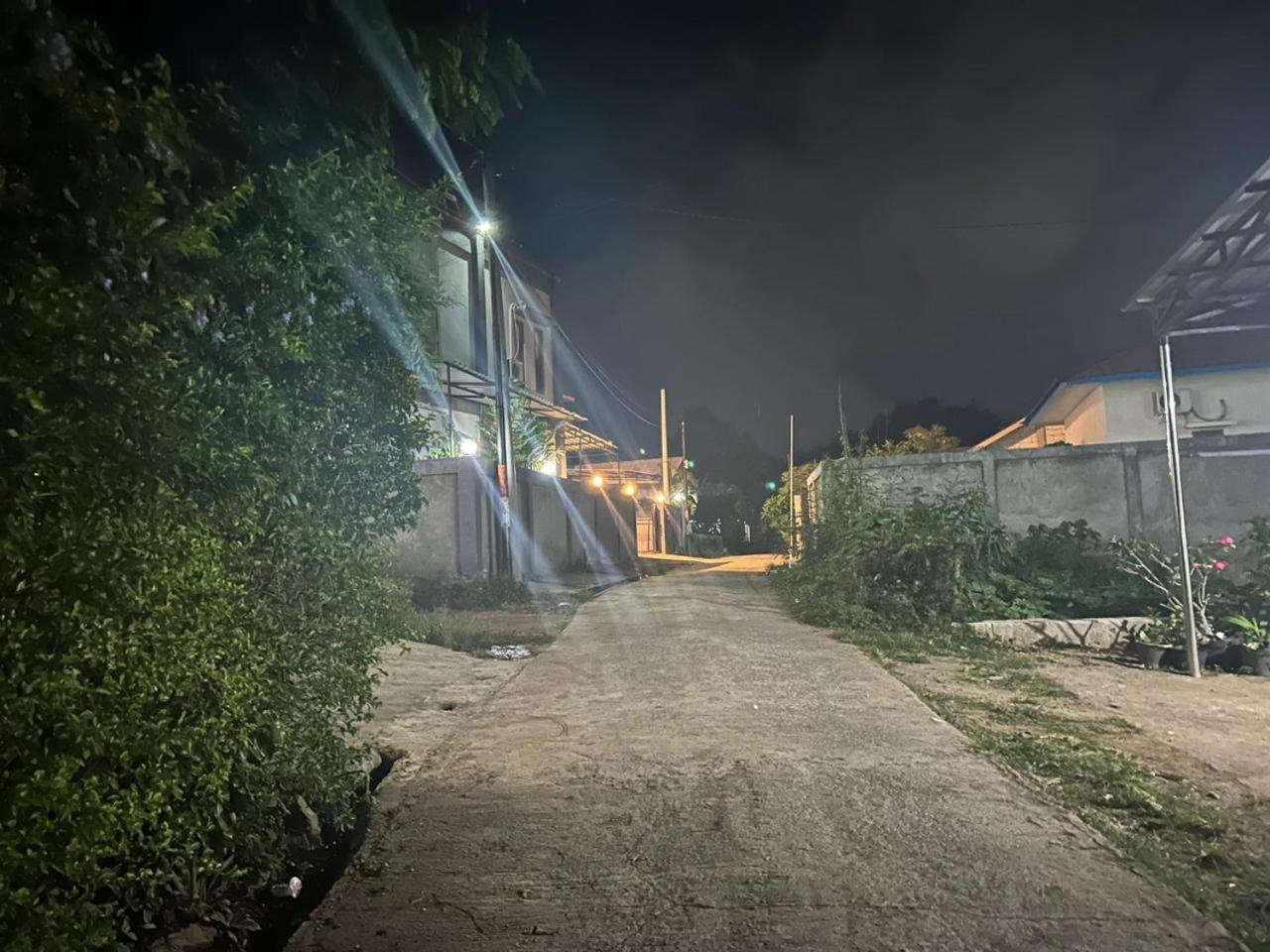 Four-G Home Stay & Komodo Tour ラブハン・バジョ エクステリア 写真